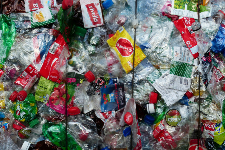 Nowela określa m.in. roczne poziomy selektywnej zbiórki jednorazowych butelek plastikowych jakie będą musieli osiągnąć producenci wprowadzający na rynek napoje w takich opakowaniach (fot.pixabay)