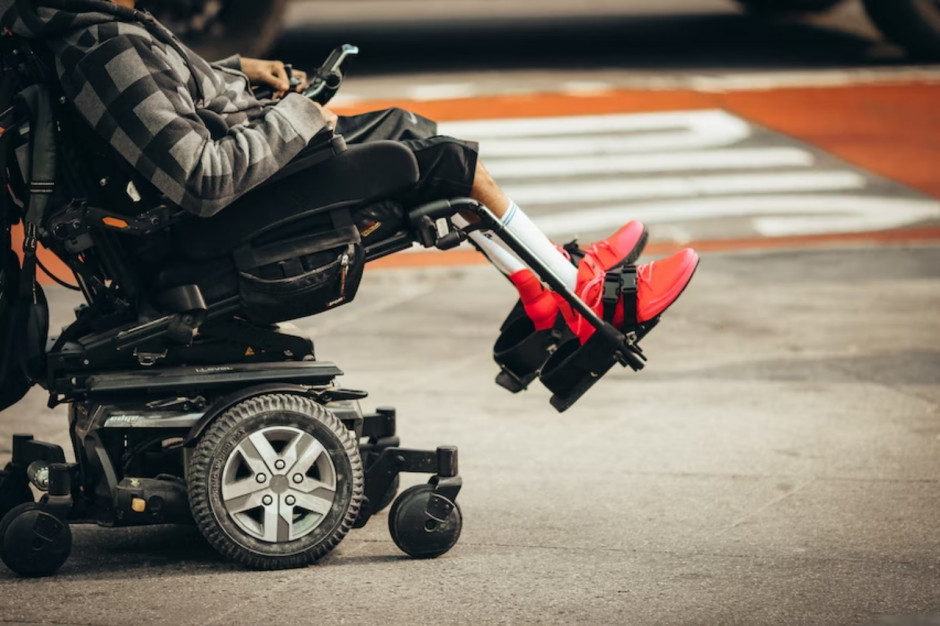 MRiPS informuje, że osoby niepełnosprawne będą mogły składać wnioski o ustalenie poziomu potrzeby wsparcia od stycznia 2024 r. (fot. unspash/Jon Tyson)