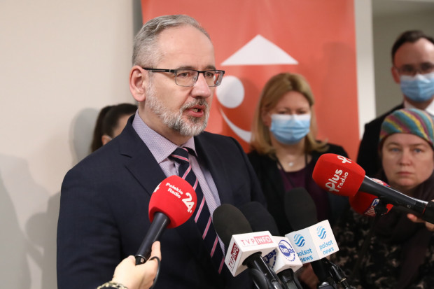 Jesteśmy po przesileniu zachorowań na COVID, głównym zagrożeniem pozostaje grypa - powiedział Adam Niedzielski (fot. PAP/Tomasz Gzell)