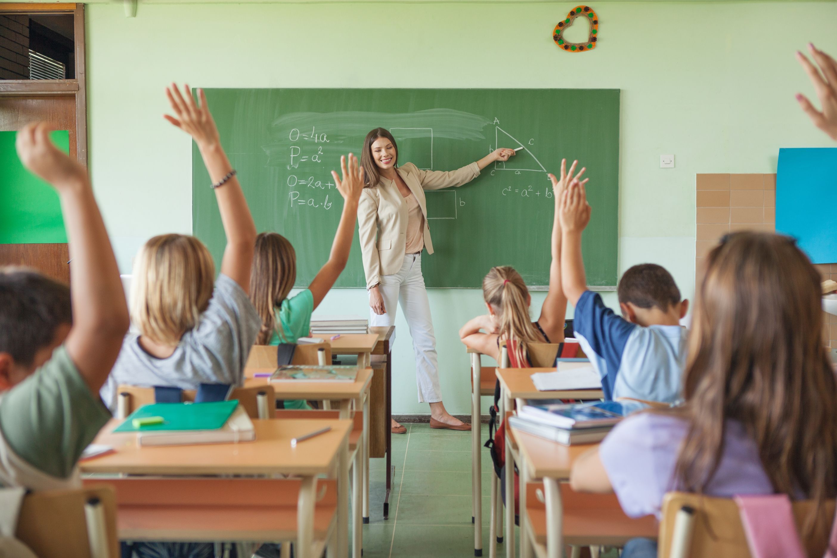 Trzeba zwiększać ilość psychologów i pedagogów w szkołach - i robimy to, zwiększyliśmy ich liczbę o sto procent, o 20 tys. etatów, wydając na ten cel 2 mld zł tylko w tym roku - powiedział Przemysław Czarnek (fot. shutterstock)