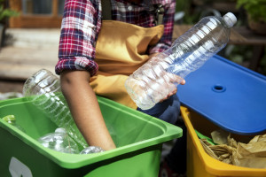 Senat zgłosił poprawki do ustawy mającej ograniczyć stosowanie jednorazowego plastiku opady śmieci reykling (fot. freepik.com/rawpixel.com)