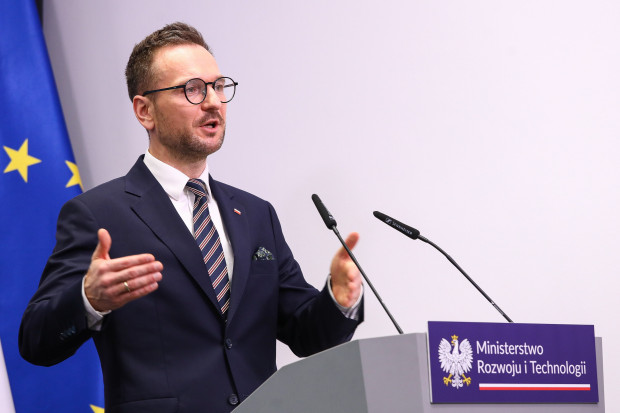 Minister rozwoju i technologii Waldemar Buda podczas konferencji prasowej w siedzibie MRiT mówił o rozwiązaniach mających przeciwdziałać tzw. patodeweloperce (fot. PAP/Tomasz Gzell)