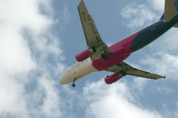Wizz Air uruchomił dwa nowe połączenie z Lotniska Chopina w Warszawie do Hiszpanii. Samoloty będą latać dwa razy w tygodniu (fot. Álvaro Ibáñez/Unsplash)