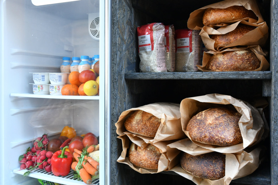 W jadłodzielni można oddać m.in. pieczywo, owoce, warzywa czy własne wyroby z informacją o potrawie i z datą przygotowania (fot. facebook.com/biuroprasoweUMW)