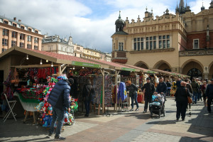 Mieszkańcy i turyści odwiedzają jarmark wielkanocny w Krakowie