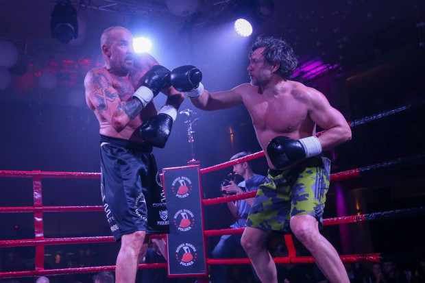 Prezydent Kalisza Krystian Kinastowski i bokser Przemysław Saleta podczas walki w ramach charytatywnej Gali Biznes Boxing Polska w Kaliszu. (Fot. PAP/Tomasz Wojtasik)