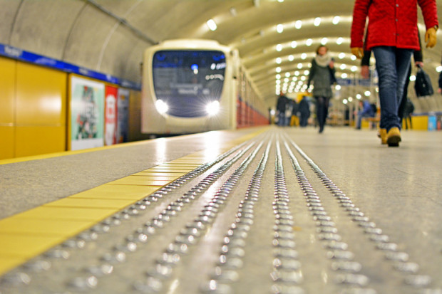 Na czas trwania awarii warszawskiego metra uruchomiono pociąg kursujący wahadłowo (fot. shutterstock)