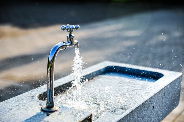 Zdaniem Związku Miast Polskich istnieje poważne zagrożenie niezachowania ciągłości dostaw wody.(Fot. Pixabay)