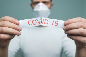 Pandemia wciąż jest groźna, ale w 2023 r. może zostać odwołana
