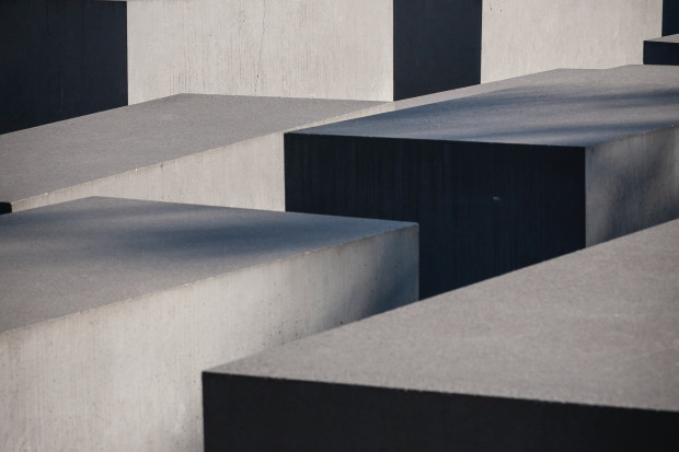 W ostatnich latach niektóre miasta zmniejszają powierzchnię kostki brukowej, betonu i asfaltu - na rzecz zieleni. (fot. unsplash.com)
