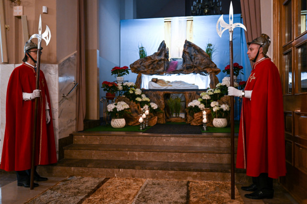 Wielki Piątek. Grób Pański w jednym z kościołów w Rzeszowie. W Kościele katolickim trwają obchody Triduum Paschalnego. (fot. PAP/Darek Delmanowicz)