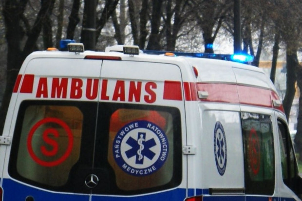 Nie żyje jedna z czterech osób rannych w zderzeniu osobowego opla z autobusem (fot. pixabay)