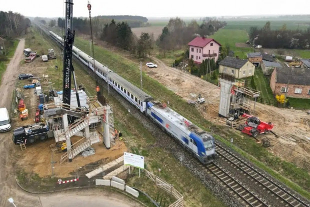 W Ciechanowie trwa budowa wiaduktu nad linią kolejową Warszawa-Gdańsk (Fot. PKP PLK)