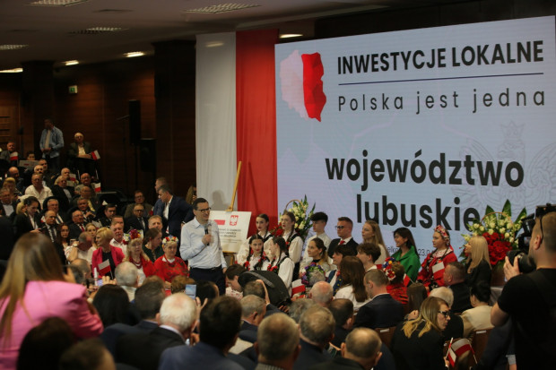 Premier Mateusz Morawiecki podczas niedzielnego spotkania z mieszkańcami Gorzowa Wielkopolskiego (Fot. PAP/Lech Muszyński)