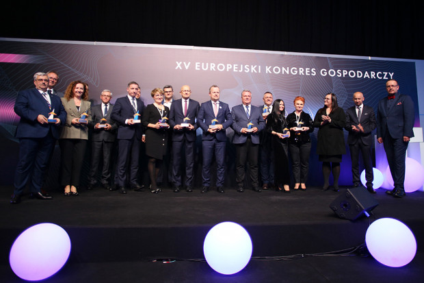 Laureaci konkursu Top Inwestycje Komunalne 2023 wraz członkami kapituły konkursowej ( fot. PTWP)