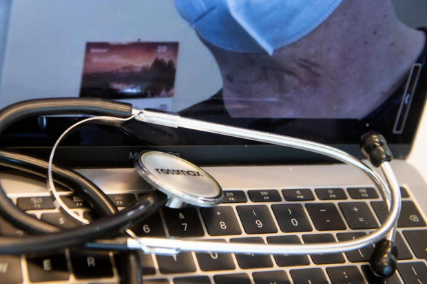 NFZ podkreśla, że w sytuacji zagrożenia zdrowia lub życia pomocy udzielają izby przyjęć i szpitalne oddziały ratunkowe (SOR) (Fot. PAP/ Grzegorz Michałowski)