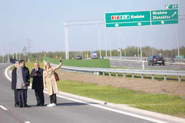 Premier Mateusz Morawiecki oraz minister infrastruktury Andrzej Adamczyk podczas otwarcia ciągu głównego trasy S7 na odcinku Lesznowola-Tarczyn (Fot. PAP/RafałGuz)