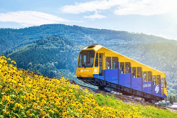 Już wcześniej turyści mogli korzystać m.in. z wagoników kolei linowo-terenowej na Żar (fot.PKL Góra Żar)