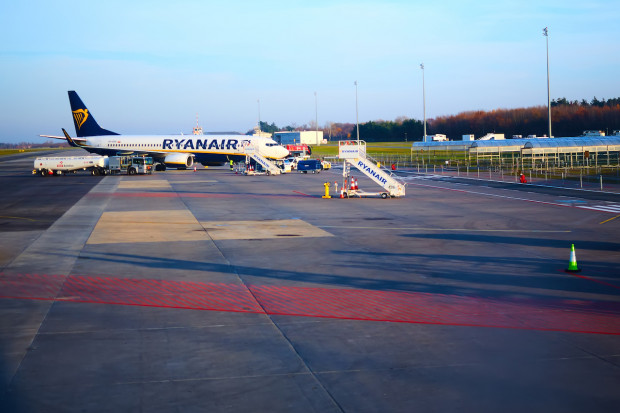 Port lotniczy w Modlinie (na zdjęciu) wreszcie doczeka się bezpośredniego połączenia kolejowego (Fot. Adobestock)