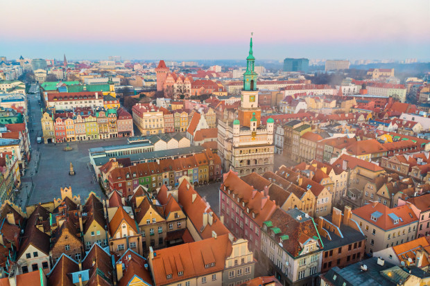 Na zdjęciu: panorama Poznania. Czy stolica Wielkopolski traci na bałaganie w reklamowej przestrzeni? (Fot. Adobestock)