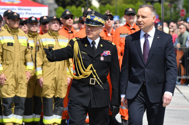 Prezydent Andrzej Duda (po prawej) oraz komendant główny Państwowej Straży Pożarnej gen. brygadier Andrzej Bartkowiak (fot. PAP/Radek Pietruszka)