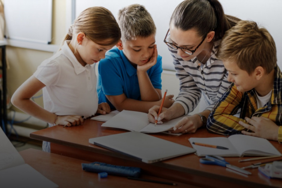 Nadgodziny w pracy nauczyciela są regulowane zgodnie z art. 35 ust. 1 ustawy Karty Nauczyciela. (Fot. Shutterstock) Nauczycielowi należy się wynagrodzenie za nieprzepracowane nadgodziny. Jest jednak warunek