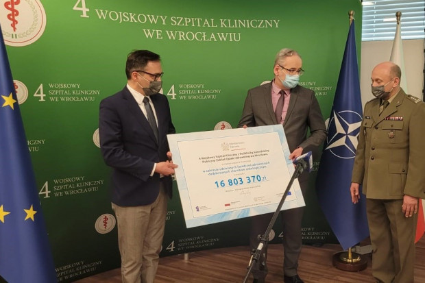 Prawie 17 mln zł otrzymał 4. Wojskowy Szpital Kliniczny we Wrocławiu na zakup sprzętu medycznego. Fot. twitter/MZ