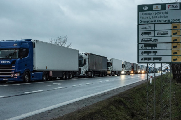Z powodu ograniczeń wprowadzonych przez stronę białoruską polscy przewoźnicy nie mogą korzystać z przejść granicznych na odcinku granicy Białorusi z Litwą i Łotwą (fot. PAP/Wojtek Jargiło)