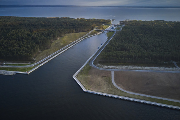 Most obrotowy w Nowakowie, budowany w ramach drogi wodnej łączącej Zalew Wiślany z Zatoką Gdańską, pozytywnie przeszedł próby obciążeniowe (Fot. Urząd Morski w Gdyni)