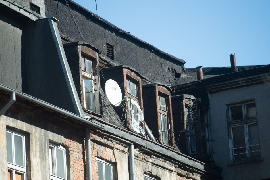 Mieszkania substandardowe to takie, w których standard życia jest bardzo niski ze względu na fatalny stan techniczny takiego mieszkania (fot. PAP/Grzegorz Michałowski)