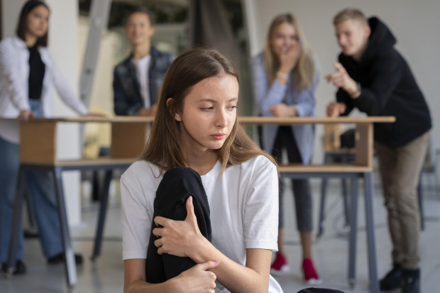 Dyrektor szkoły i nauczyciele powinni reagować w przypadku przemocy domowej ucznia (fot. freepik)