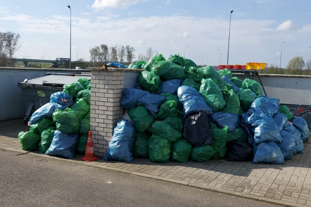Śmieci zebrane z pasa drogowego drogi ekspresowej S3 na odc. 54 km (fot.GDDKiA)