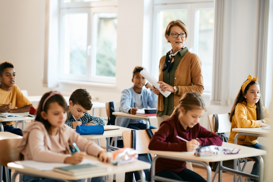 Wynagrodzenia polskich nauczycieli na tle ich kolegów z innych krajów Europy wypadają blado (fot. shutterstock) Pensje polskich nauczycieli w ogonie Europy. Gorzej jest tylko w trzech krajach