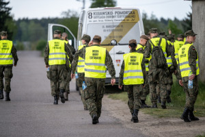 Żołnierze WOT szukają balonu, który nadleciał z kierunku Białorusi