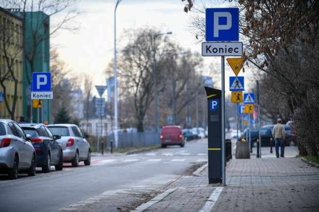 Opłaty abonamentowe za parkowanie są swoistym przywilejem zmotoryzowanych mieszkańców miasta (Fot. PAP/Marcin Obara)
