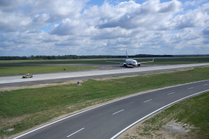 Lotnisko Modlin remontuje drogę kołowania i czeka na budowę kolei
