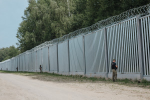 Postępują prace przy budowie zapory na granicy z Rosją
