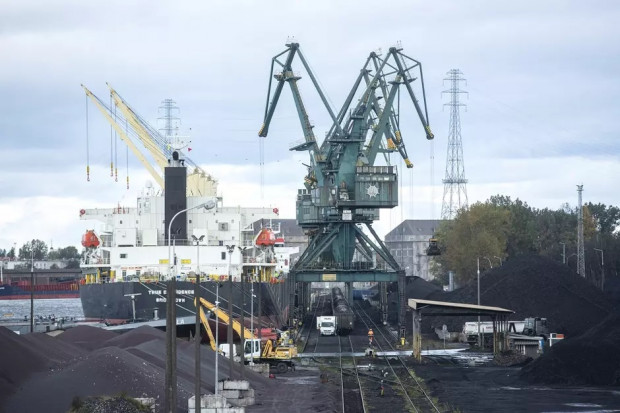 Do Gdańska wciąż przywożone są nowe dostawy węgla, który jest składowany w porcie (fot. UM Gdańsk)