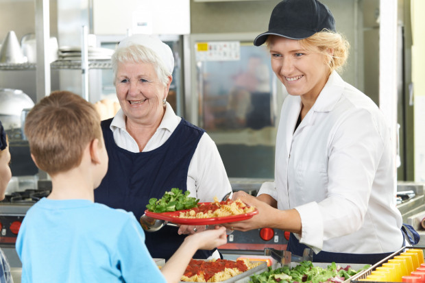 Rodzice skarżą się na wysokie opłaty za obiady w szkołach i przedszkolach, które korzystają z usługi cateringu (fot. shutterstock)