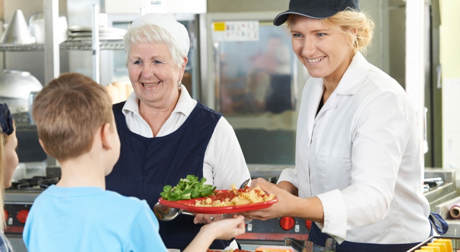 Stołówka szkolna czy catering? Kto płaci za szkolne obiady?