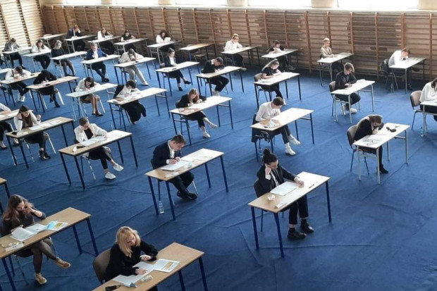 Na maturze egzaminy z informatyki i z języka hiszpańskiego na poziomie rozszerzonym i dwujęzycznym (fot. gov.pl)