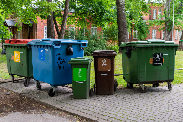 Ulgi w opłatach za wywóz śmieci obejmują między innymi rodziny wielodzietne (Fot. Adobestock)