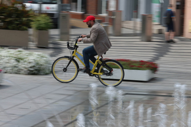 Zainteresowanie rowerami elektrycznym rośnie z roku na rok (fot. PAP/Andrzej Grygiel)