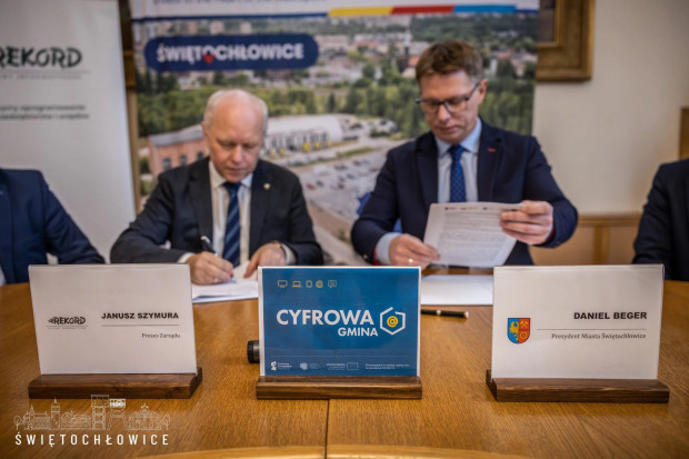 Urząd Miejski w Świętochłowicach podpisał w środę umowę na wdrożenie systemu miejskich e-usług fot. UM Świętochłowice