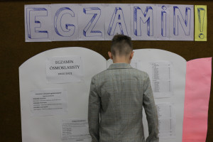 Według danych Centralnej Komisji Egzaminacyjnej największa grupa ósmoklasistów (97,8%) przystąpiła do egzaminu z języka angielskiego (fot. PAP/Lech Muszyński)