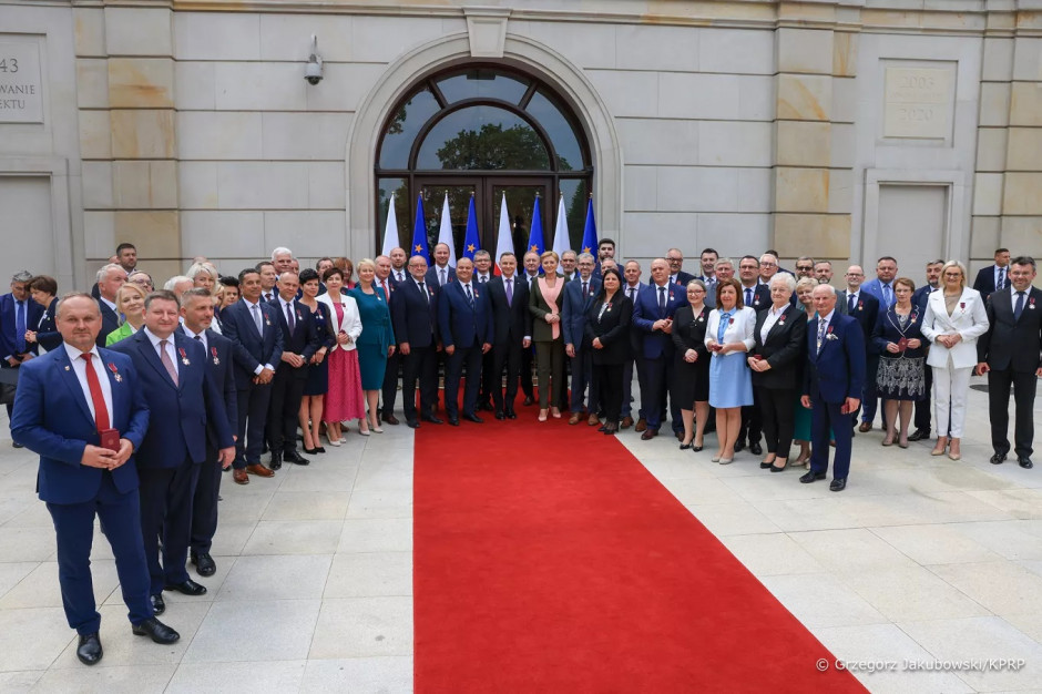 Kilkudziesięciu samorządowców otrzymało państwowe odznaczenia (fot. prezydent.pl) Kilkudziesięciu samorządowców otrzymało państwowe odznaczenia (fot. prezydent.pl)