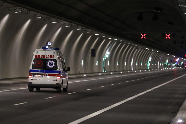 W tunelu należy stosować się ograniczeń zamieszczonych na znakach drogowych (fot. PAP/Grzegorz Momot)