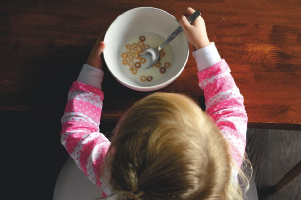 Jednym z zadań UNICEF-u jest zapewnianie żywności i opieki zdrowotnej dzieciom i matkom (fot unsplash/Providence Doucet)