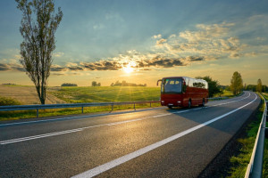 Rząd da miliard na linie autobusowe. "Dolewanie wody do dziurawego wiadra nie pomoże"