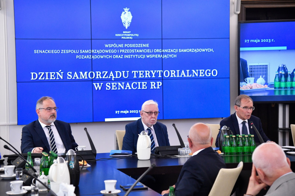 W Senacie odbyło się wspólne posiedzenie Senackiego Zespołu Samorządowego i Zarządu Związku Miast Polskich (Fot. PAP/Radek Pietruszka)